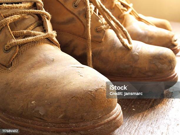 Botas De Trabalho Dinged Up Com Foco Em Nos Dedos Dos Pés E Atacadores - Fotografias de stock e mais imagens de Bota de Trabalho