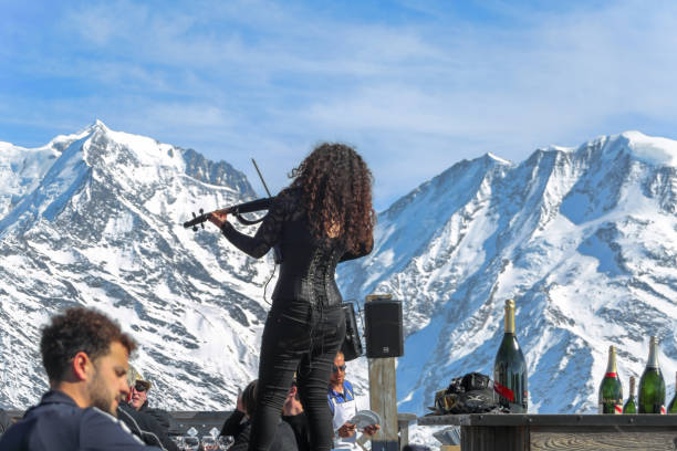 アプレス・スキー・レストランで演奏するヴァイオリニストの女性 - la folie douce ストックフォトと画像