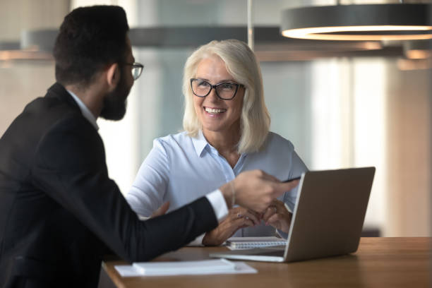 biznesmen konsultingowy dojrzały klient bizneswoman, za pomocą laptopa - women togetherness teaching laptop zdjęcia i obrazy z banku zdjęć