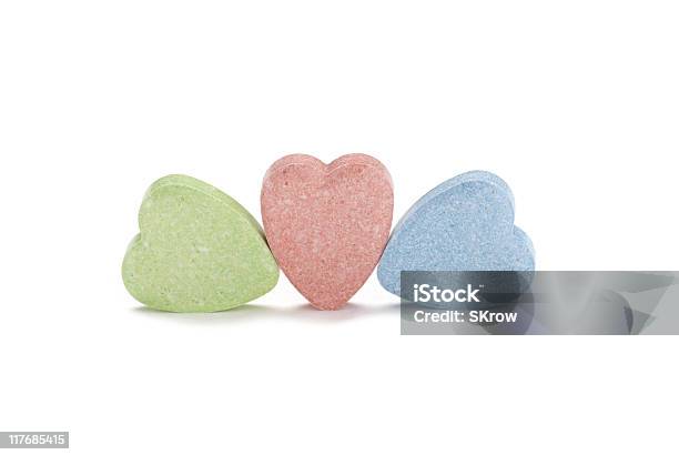 Tres Caramelos Corazones Blanco Foto de stock y más banco de imágenes de Corazón de caramelo - Corazón de caramelo, Amor - Sentimiento, Azul