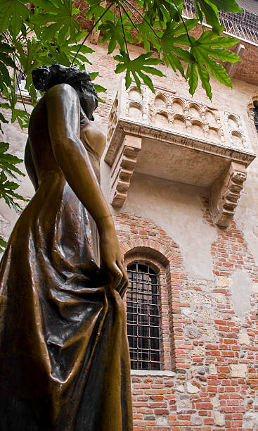 istock Bronze statue in front of Juliet's House, 117686399