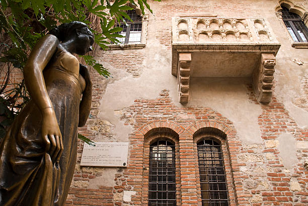 istock Juliet Capulet's balcony in Verona, Italy and statue 117686418