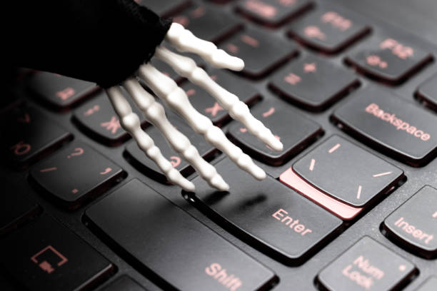 mano scheletro pronta per lavorare su computer, tastiera da gioco per laptop - skeleton key key computer keyboard laptop foto e immagini stock