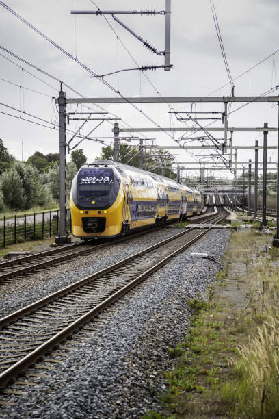 암스테르담 기차역 - locomotive train night vertical 뉴스 사진 이미지