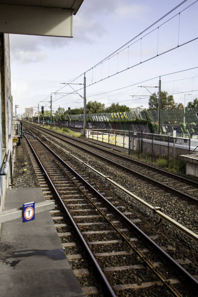 dworzec kolejowy w amsterdamie - locomotive train night vertical zdjęcia i obrazy z banku zdjęć