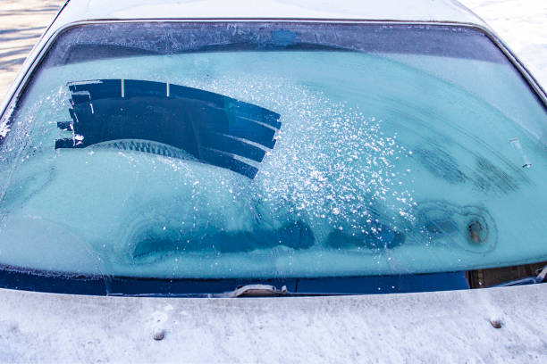 froste auf der windschutzscheibe in der kälte, vorne und hinten verwischt den hintergrund - window frozen car cold stock-fotos und bilder