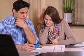 junges-paar-das-die-familienfinanzen-zu-hause-zusammen-ausarbeitet.jpg?b=1&s=170x170&k=20&c=CwxAI0l1AkCssjvnBWXedxiFAq3CgbiSsT5JGlACN8w=