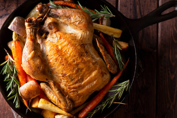 gusseisen-huhn - roast chicken stock-fotos und bilder