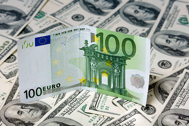 100 ユーロに greenbacks パイル - greenbacks ストックフォトと画像