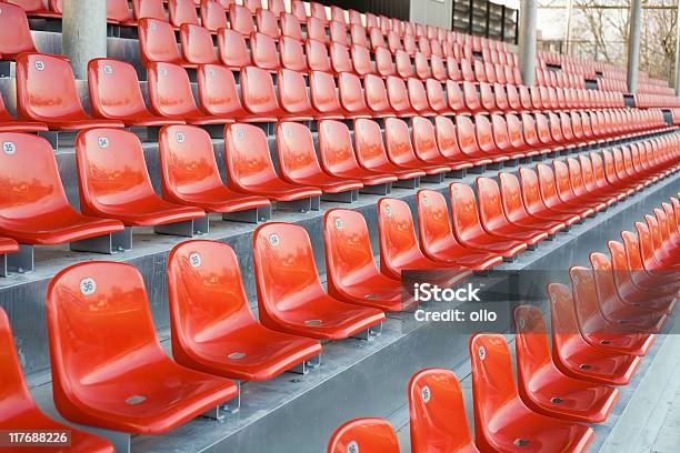 Assentos Do Estádio Vazio - Fotografias de stock e mais imagens de Abandonado - Abandonado, Assento, Ausência