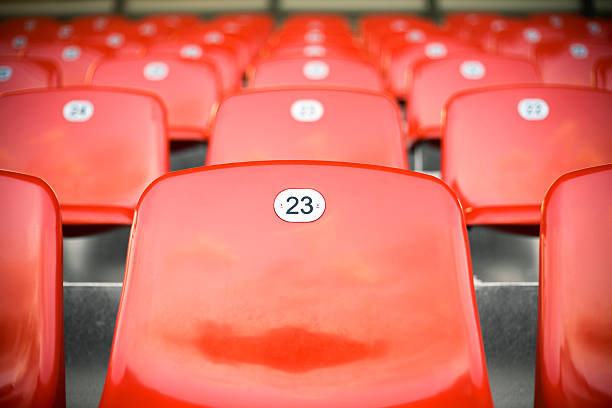 assentos do estádio vazio antes de um jogo - arquibancada imagens e fotografias de stock