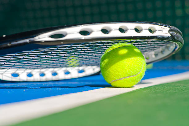 palla da tennis e racchetta - tennis court tennis ball ball foto e immagini stock