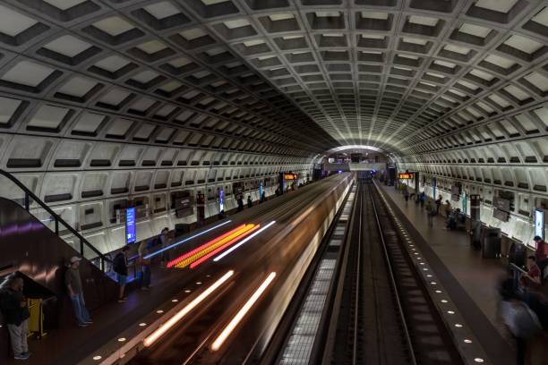 световые полосы из поезда метро - nobody subway station subway train underground стоковые фото и изображения