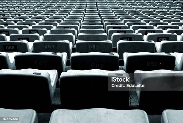 Stadium Krzesła - zdjęcia stockowe i więcej obrazów Od tyłu - Od tyłu, Trybuna, Architektura