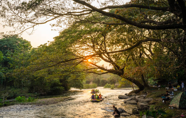 개울에서 캠핑과 래프팅을 즐기는 여행객 - rafting thailand river inflatable raft 뉴스 사진 이미지