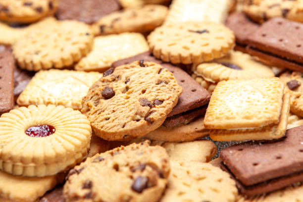 selezione ravvicinata assortite di biscotti da tè - dessert sweet food snack cookie foto e immagini stock