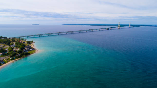 veduta aerea del ponte mackinac tra mackinaw city e st. ignace michigan - straits of mackinac foto e immagini stock