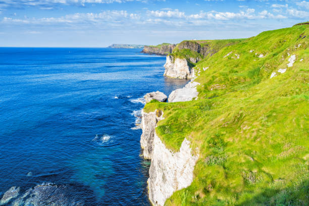 уайтрокс на побережье портруш северной ирландии - portrush стоковые фото и изображения
