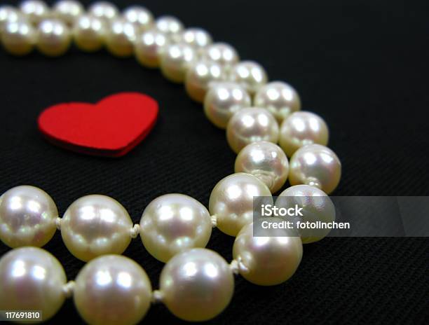 Perlen Mit Herz Stockfoto und mehr Bilder von Perle - Perle, Schmuckperle, Halskette