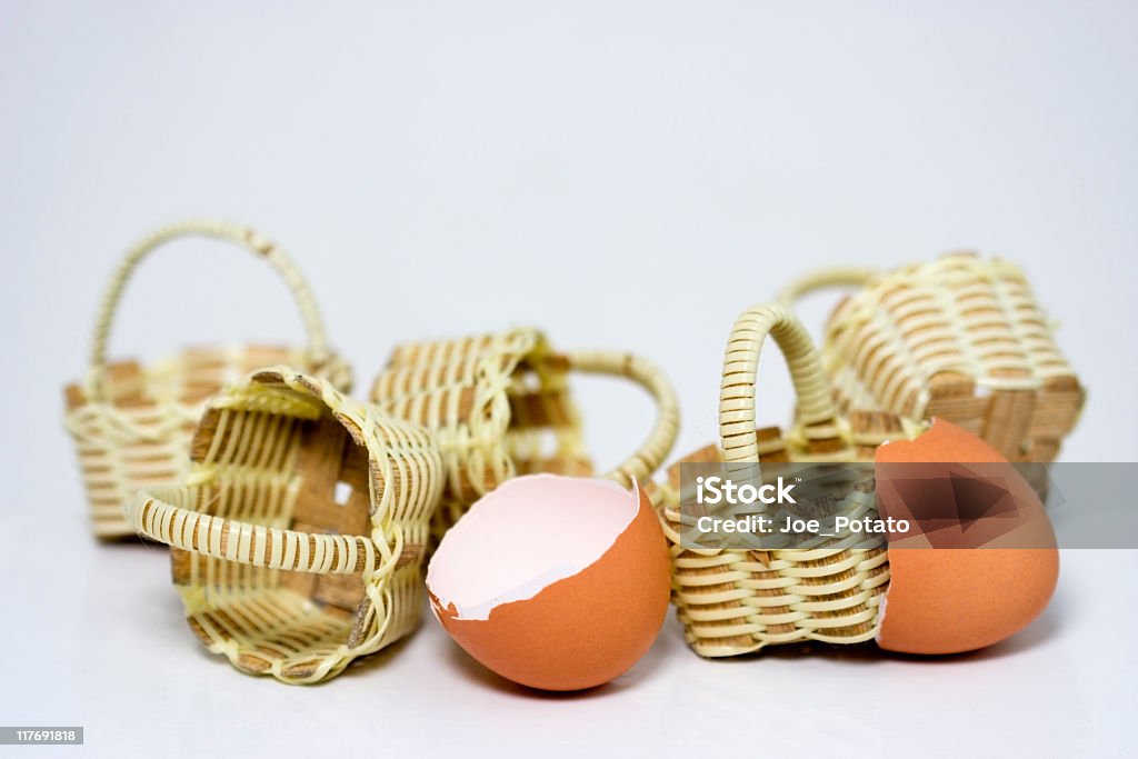 NÃO colocar todas as suas cestas em um ovo - Foto de stock de Cesta royalty-free