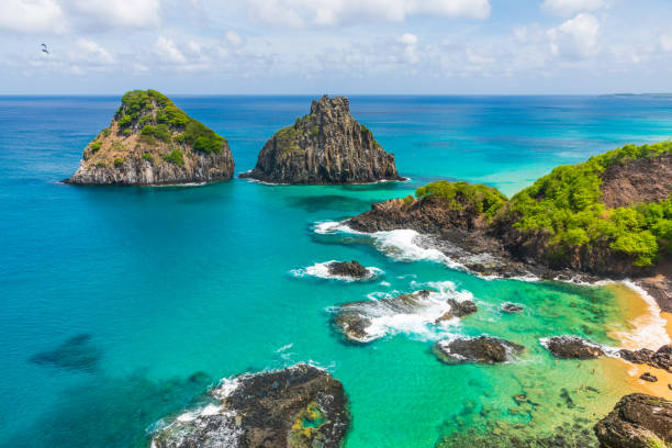 vue de morro dos dois irmàos et baia dos porcs à fernando de noronha, brésil - aller de photos et images de collection