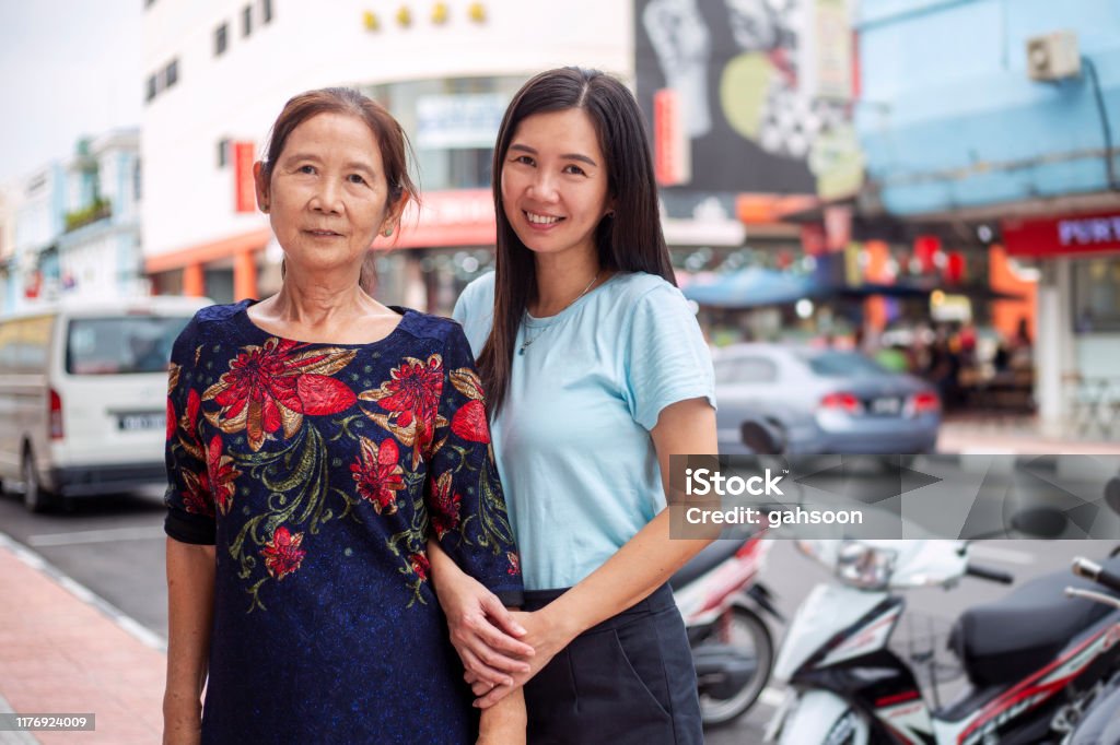 Người Phụ Nữ Trung Quốc Lớn Tuổi Đi Bộ Với Con Gái Trên Vỉa Hè Hình ảnh Sẵn  có - Tải xuống Hình ảnh Ngay bây giờ - iStock