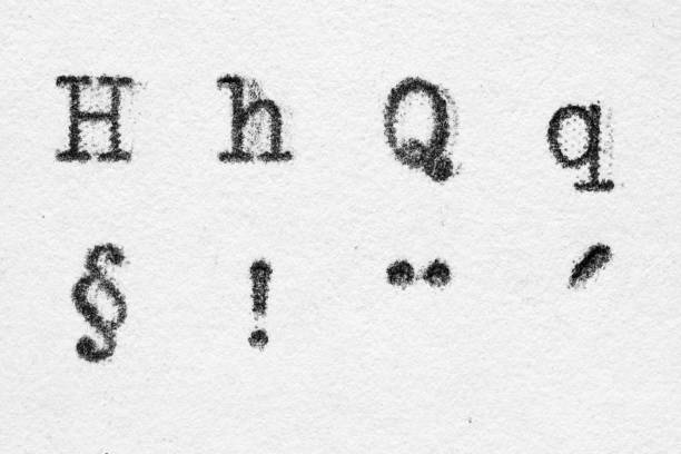 prawdziwa czcionka maszyny do pisania alfabet z literami h, q i symbolami - letter h typewriter alphabet old zdjęcia i obrazy z banku zdjęć