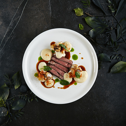 istock Plato de Restaurante de Filete de Carne Angus Negra con Patatas Calientes en Salsa de Queso y Espuma de Champiñones 1176929739