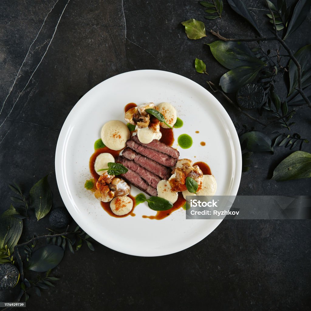 Restaurant bord van Black Angus runderfilet met warme aardappelen in kaas saus en paddenstoel espuma - Royalty-free Voedsel Stockfoto