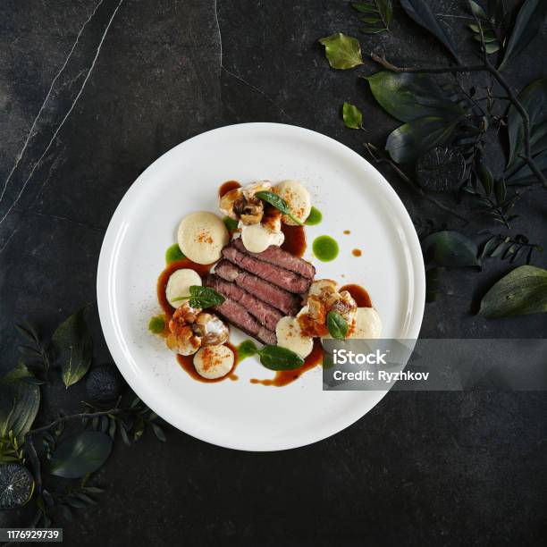 Restaurant Bord Van Black Angus Runderfilet Met Warme Aardappelen In Kaas Saus En Paddenstoel Espuma Stockfoto en meer beelden van Voedsel