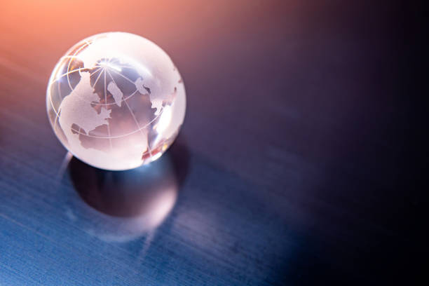 хрустальный стекло мирового глобуса. глобальный бизнес - европа континент фотографии стоковые фото и изображения