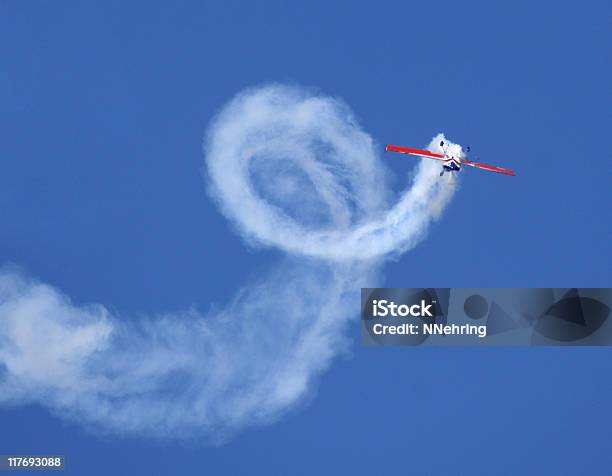 Foto de Acrobatas Mais De 300 Avião De Acrobacia e mais fotos de stock de Avião - Avião, Acrobacia aérea, Espetáculo aéreo