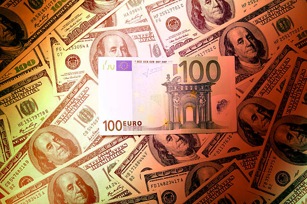 euro em cem greenbacks pilha - greenbacks imagens e fotografias de stock