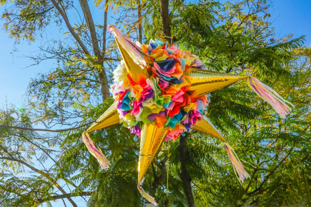 colorato messicano pinata street oaxaca juarez messico - pinata mexico christmas mexican culture foto e immagini stock