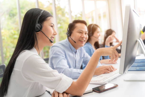 Service phone operators use headset and computer, focus on people answers incoming telephone calls directing to appropriate department, takes messages from clients, assistance distantly concept los operadores de telefonía de servicio utilizan auriculares y computadora, se centran en las personas responde a las llamadas telefónicas entrantes dirigiendo al departamento apropiado, toma mensajes de los clientes, ayuda concepto distante.