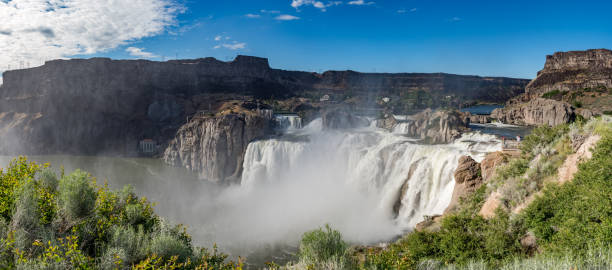 shoshone falls park an hellem, sonnigem sommertag mit nebel und regenbogen über wasserfall, twin falls, idaho, usa - snake river canyon stock-fotos und bilder