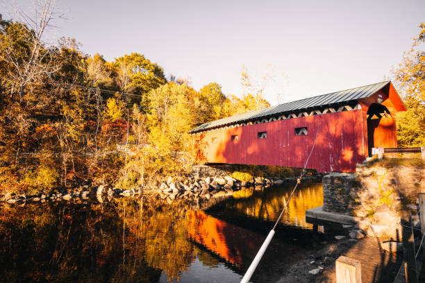 zadaszony most w vermont - covered bridge zdjęcia i obrazy z banku zdjęć