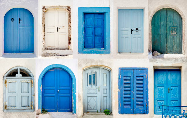 zestaw niebieskich i białych drzwi na bielonych budynkach na santorini, wyspie grecji w europie. turystyka i podróże w tle. koncepcja pocztówki santorini. - door front door house blue zdjęcia i obrazy z banku zdjęć