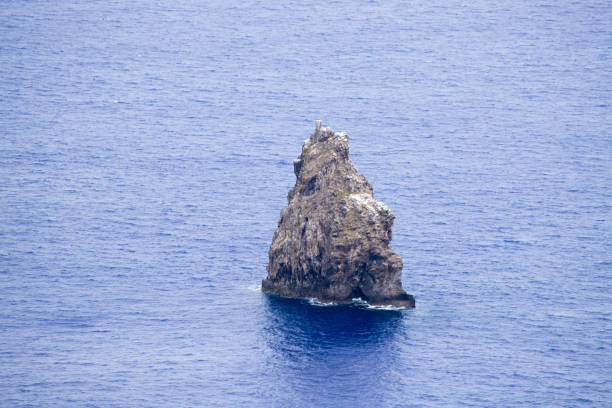 l'isolotto roccioso di motu kao kao situato nel mare sotto le pendici del cratere di rano kau nell'isola di pasqua - rano kao foto e immagini stock