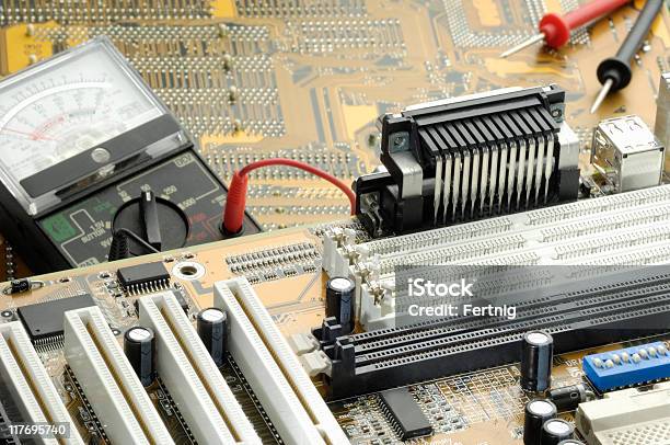 Scheda Di Circuiti Elettronici E Tester - Fotografie stock e altre immagini di Chip del computer - Chip del computer, Componente elettrico, Composizione orizzontale