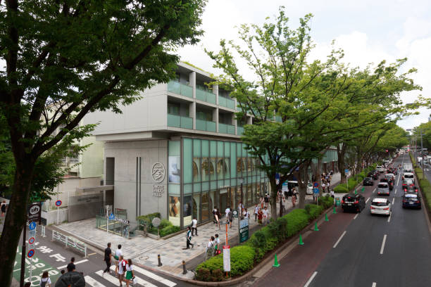 omotesando hills en tokio, japón - omotesando hills fotografías e imágenes de stock