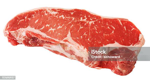 Carne Crua Nova York Tira De Carne De Vaca Isolado A Branco - Fotografias de stock e mais imagens de Tira de Carne de Vaca