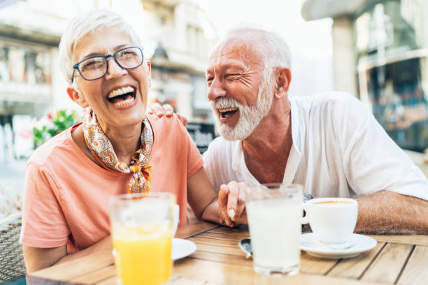 pareja madura al aire libre - coffee buzz fotografías e imágenes de stock