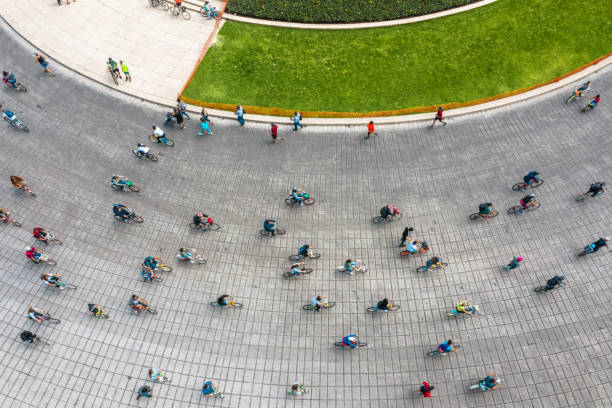거리에서 자전거를 타는 사람들. 멕시코 시티 - crossing people panoramic road 뉴스 사진 이미지