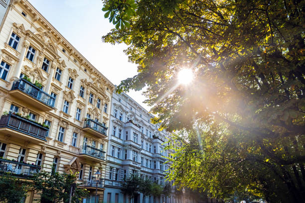 old apartments in berlin - kreuzberg imagens e fotografias de stock