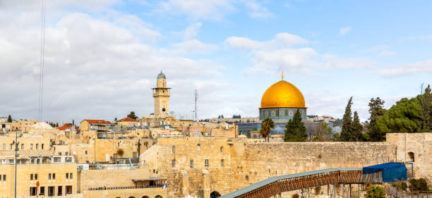 uma vista da montagem do templo em jerusalem, incluindo a parede ocidental e a abódoa dourada da rocha. - jerusalem dome of the rock israel temple mound - fotografias e filmes do acervo