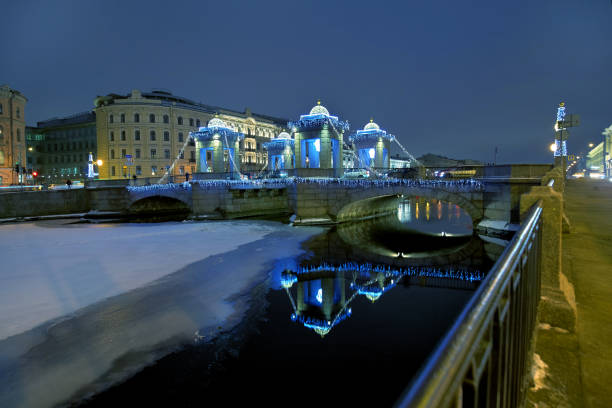 nouvel an et noel illumunated. pont de lomonosov la nuit. saint-pétersbourg, russie. - illumunated photos et images de collection