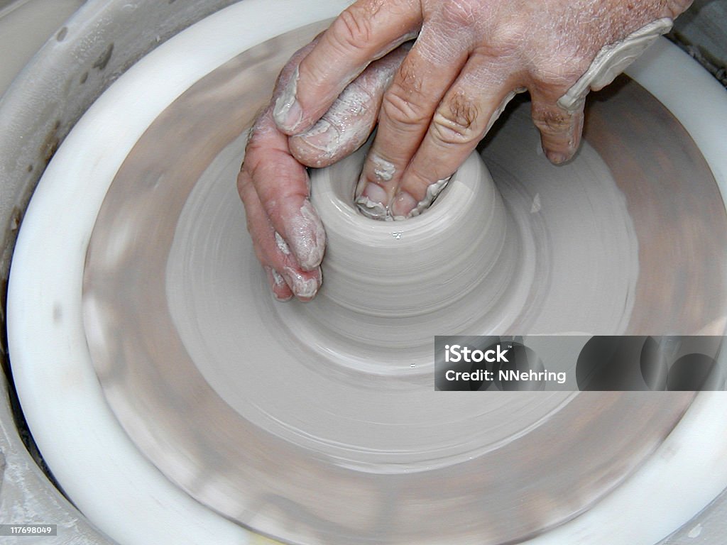 던지기 그릇에 on potters 휠 1/5 - 로열티 프리 공예 스톡 사진