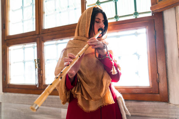 トルコのリードフルートアーティスト。モスクでスーフィーイスラム教徒の女性 - traditional song ストックフォトと�画像