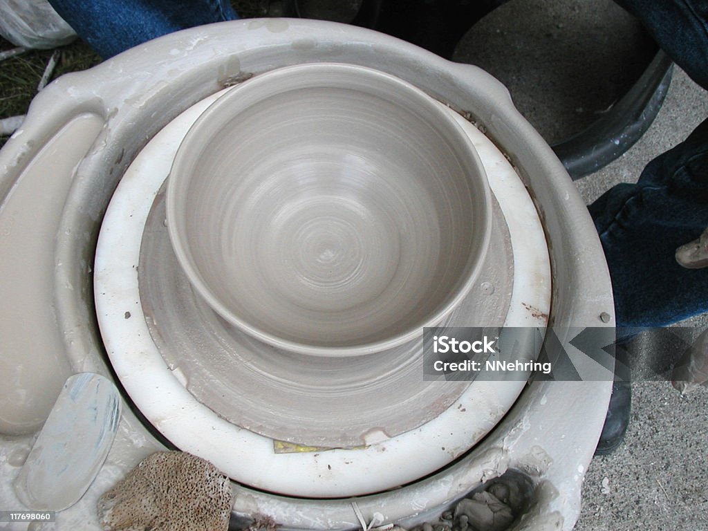 Lanzar un tazón de potter's rueda última de 5 - Foto de stock de Alfarería libre de derechos
